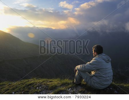 frische Sonnenaufgang am Berg
