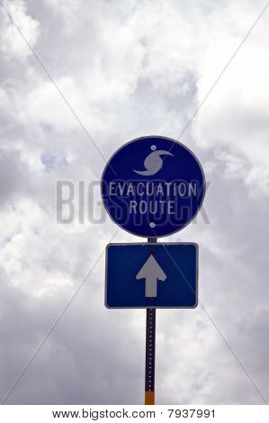 Señal de ruta de evacuación en Florida contra las nubes de tormenta