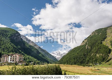 Hotel At The Entrance Into Mountain Valley