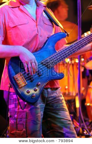 Spille guitar