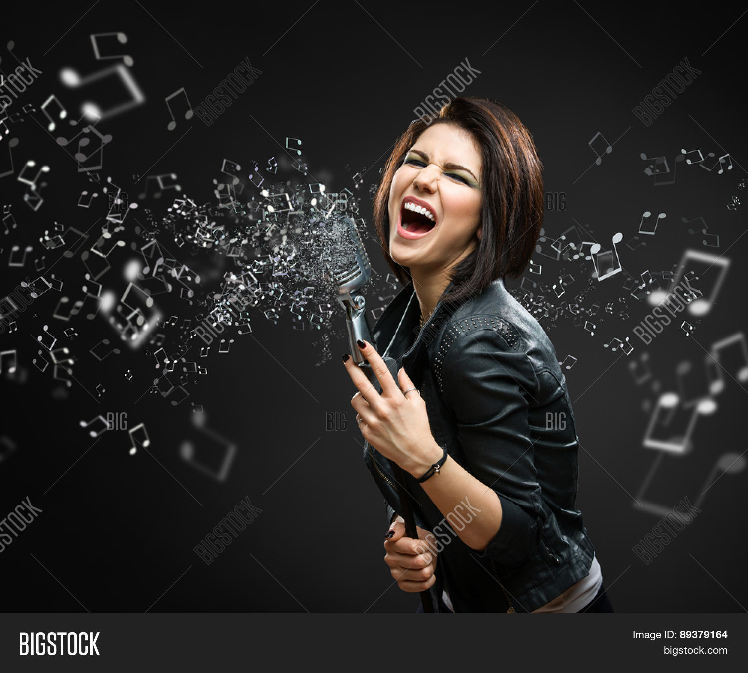 Человек поет в микрофон. Любимый человек поет девушка. А студия певица. Человек поет. Девушка поет в студии.