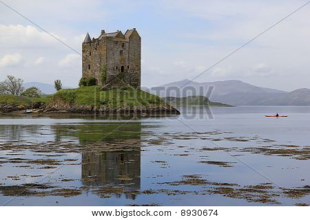 Kajak udforsker Castle Stalker Skotland