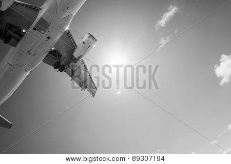 Watching airplanes landing in the jetblast area of the cook islands