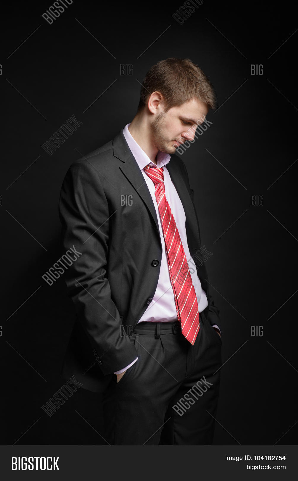 человек с опущенным лицом. парень грустит. человек с опущенным лицом. голова мужчины в профиль. очень уставший человек.