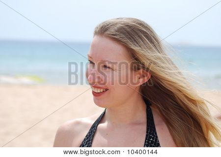 Lachende vrouw met haar vliegen blond