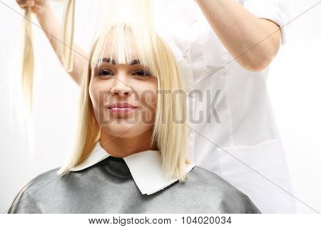 Barber prolongs the hair strands of hair buttoning