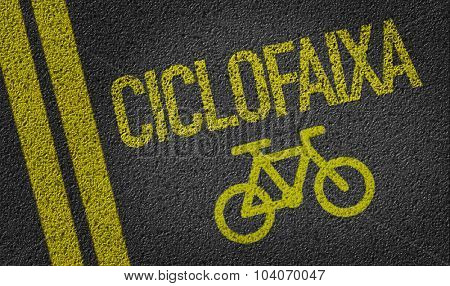 Cycling (in Portuguese) written on the road