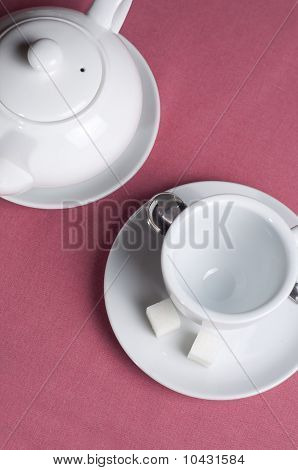 Das Teaspot mit leeren Becher, Zucker und Teelöffel im Café