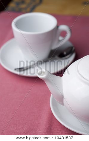 Teaspot serviert mit leere Tasse, Zucker und Teelöffel im Café