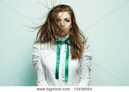 Un retrato de la joven y bella mujer de moda