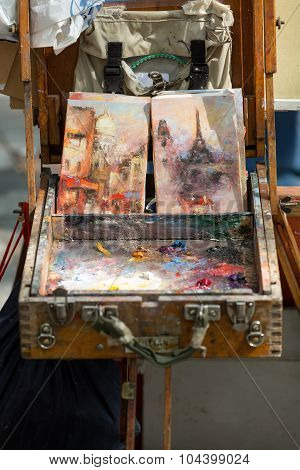 PARIS, FRANCE - SEPTEMBER 10, 2014: Painter Palette at Tertre Square. Montmartre. Paris