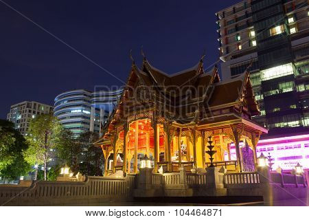 Hall fifth reign at Siriraj Hospital.Building a hospital in the evening light and the sky was dark.