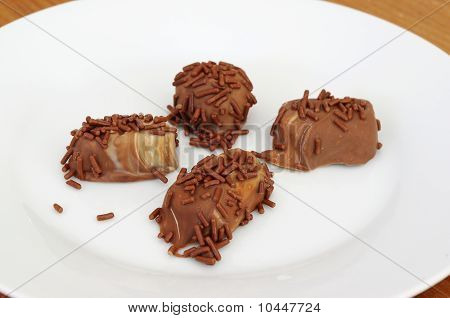 Quatre pralines au chocolat