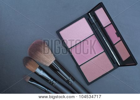 pink tone blusher palette with makeup brushes