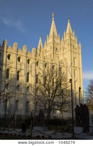 Salt Lake świątyni wschód wieże z Południowej o zmierzchu