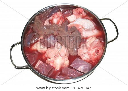 carne crua frango carne de porco em uma panela de aço