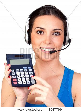 Attraktive Teleagenten mit Kopfhörer und einen Taschenrechner