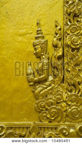 Statua dorata del Buddha