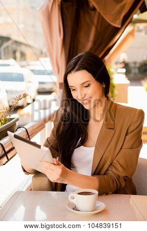 Young Woman Holding  Digitale Tablet In Cafe