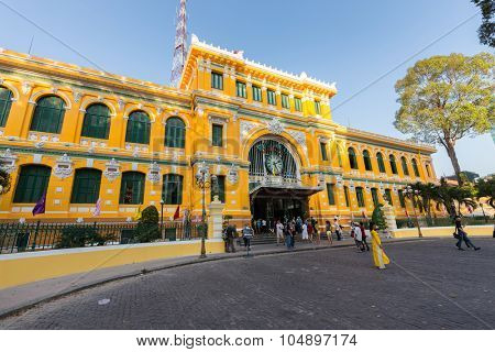 HO CHI MINH, VIETNAM, FEBRUARY 25, 2015 : Large view on the central French colonial style post office with tourist taking some photos in Ho Chi Minh city (Saigon), Vietnam 