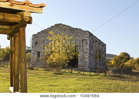 Vista de Countrydide e um armazém de pedra antigo Grécia do Norte