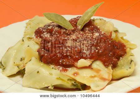 Spinat Ravioli med Sauce