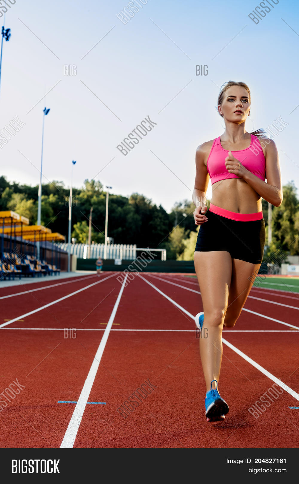 В начале тренировок на стадионе алиса пробежала. Бег девушки на стадионе. Девушка бежит на стадионе. Легкая атлетика спринт девушки. В начале тренировок на стадионе алиса пробежала.