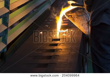 Iron molten metal is poured in sand mold;Foundry factory