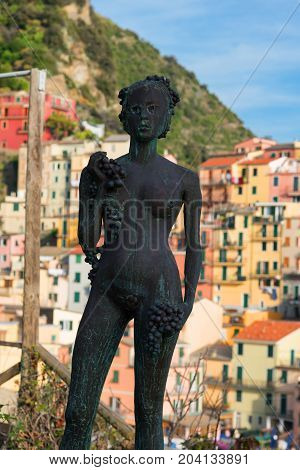 Statue della Vendemmia in Manarola in National park Cinque Terre, Liguria, Italy