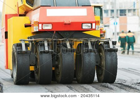 Pneumatische Gummiradwalze Compactor auf Asphalt Pflaster arbeitet für die Reparatur der Straße