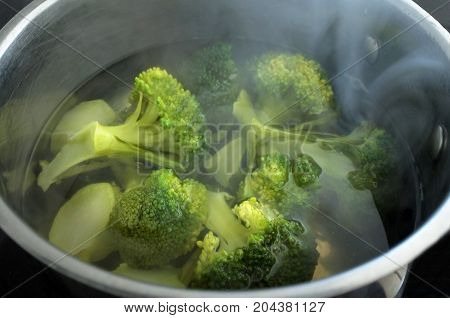Steaming Broccoli.vegetable - Cooking Broccoli Vegetable