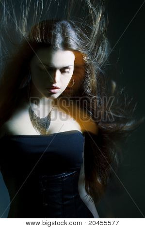 schöne Frau mit langem Haar