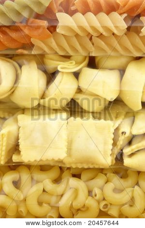 Raaka valikoituja ja herkullisia pakattuja Pasta