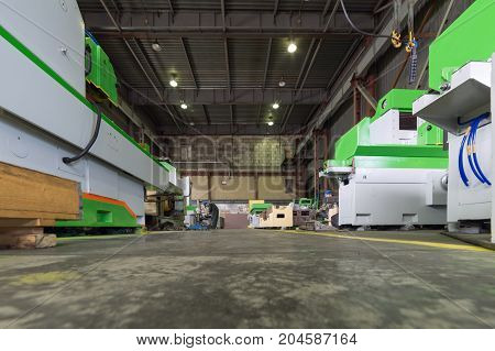 Wide technological travel. Shop factory for the production of metalworking machines.
