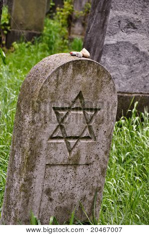 Lone lápida en un cementerio judío