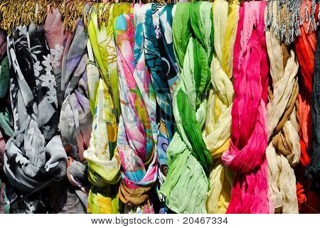 Coloridas bufandas en un Rack