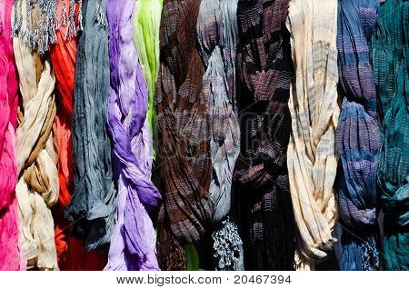 Coloridas bufandas en un Rack