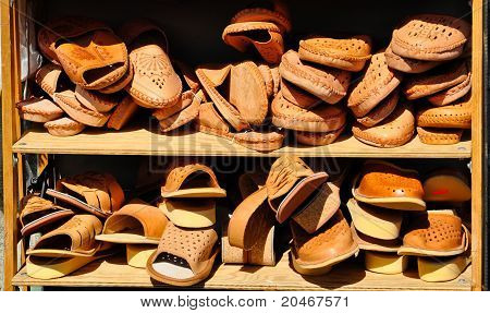 Sandalias de cuero marrón y zapatos en un Rack