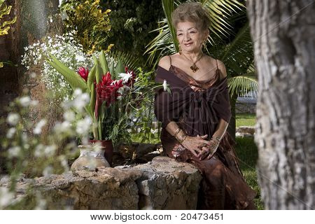 Elegante vrouw in haar tuin