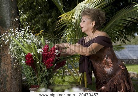 Elegante vrouw in haar tuin