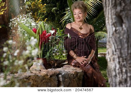 Donna elegante nel suo giardino