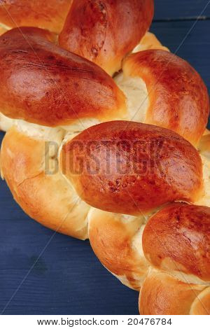 makea leipä: golden challah yli sininen puinen levy