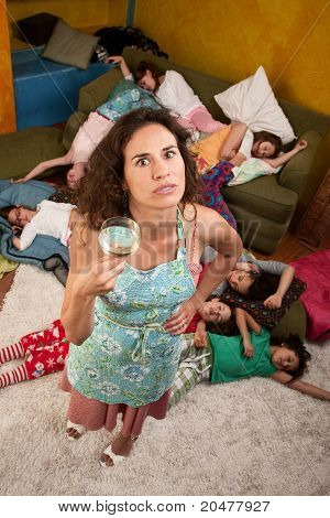 Kvinde med vin og piger på Sleepover