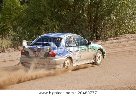 Rostov, Rússia - 05 de setembro: Uriy Volkov dirige carros de Subaru Impreza durante Rostov Velikiy Rússia