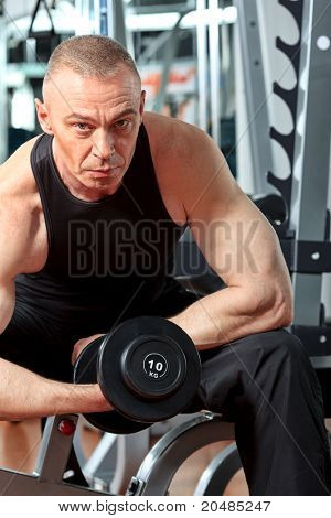 Uomo maturo sportivo nel centro della palestra.