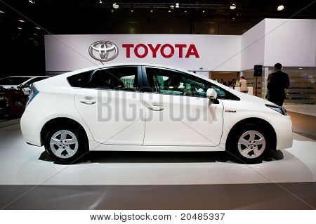 Moskva, Rusland - August 25: Hvid bil Tayota Prius på Moskva internationale udstilling Interauto på