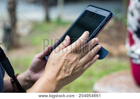 The right hand is pressing the tablat closed up