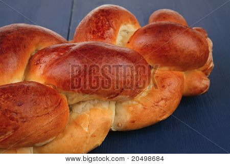 paistettu tuote: challah yli sininen maalattu puinen lauta