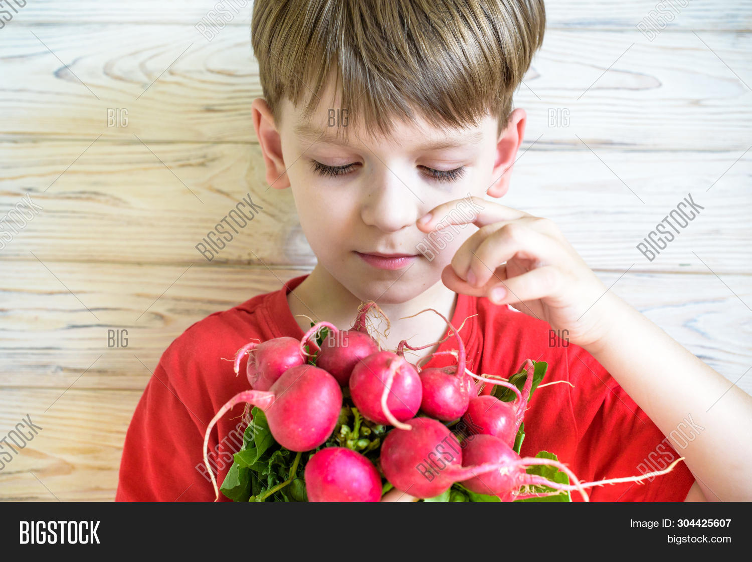 Едят редис. Алиска редиска. Едят редис. Вредная редиска. Человек ест редиску.