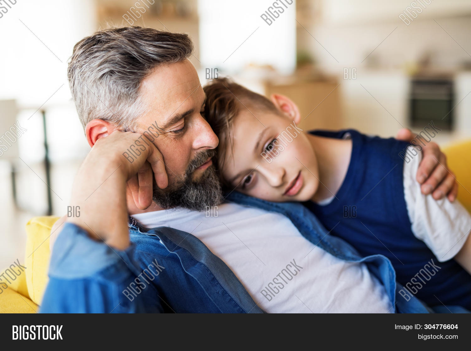 Отец обнимает сына. День отца фото. Детский secs. Мальчик обнимает папу. Взрослое видео для пап.